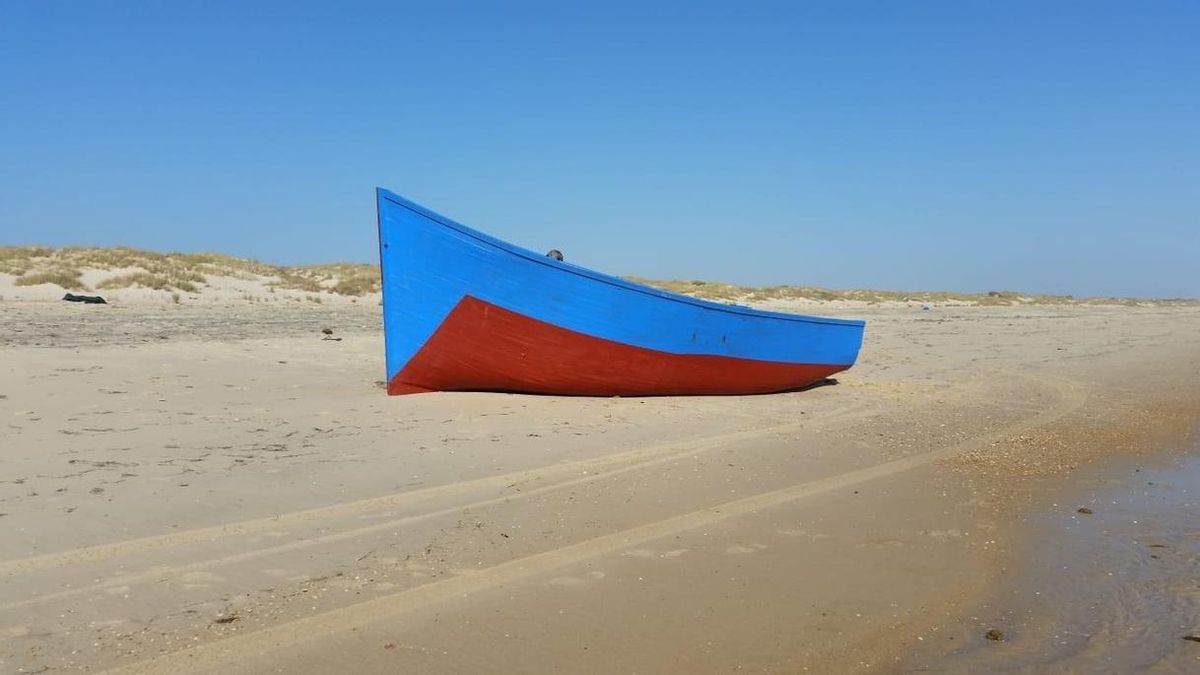Localizados cuatro inmigrantes tras la llegada de una patera a una playa de Doñana