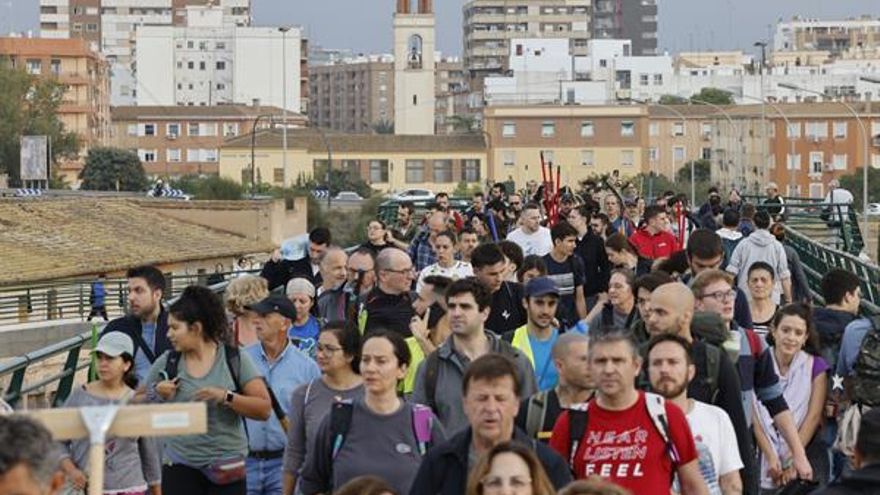 “Que vengan, pero que se pongan en contacto para organizarlos”: miles de voluntarios marchan a las zonas afectadas en València