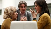 La exalcaldesa de Madrid, Manuela Carmena, conversa con Rita Maestre, en presencia de Marta Higueras, poco antes de un pleno del Ayuntamiento de Madrid, en una foto de archivo.