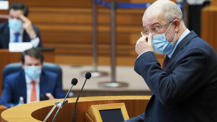 El PP agudiza su crisis con Ciudadanos en Castilla y León y tumba con toda la oposición su plan sanitario