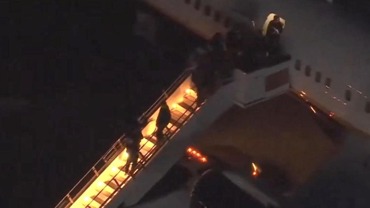 Captura de video que muestra al presidente de Venezuela, Nicolás Maduro, descendiendo esposado del avión militar Boeing 757 este sábado, en Nueva York (Estados Unidos).