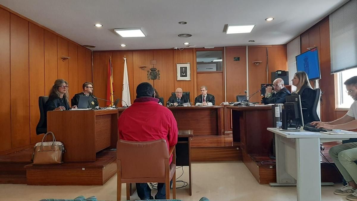 El acusado de agresión sexual a su hija lo niega, pero paga 30.000 euros y le bajan la petición a 13 años