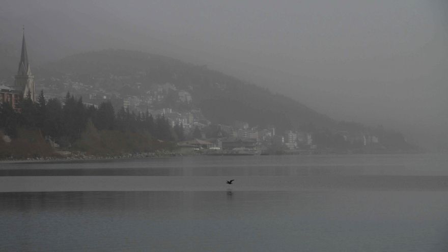 Bariloche en una postal atípica. Fue hace 10 años, la erupción del volcán Puyehue - Cordón Caulle en Chile cubrió de cenizas a la Patagonia argentina.