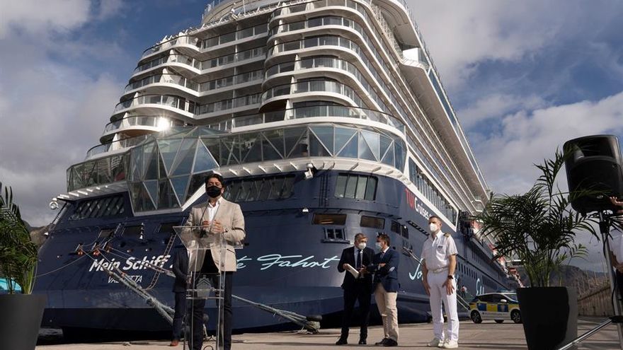 El presidente del Cabildo de Tenerife, Pedro Martín, durante el acto de recepción del buque de cruceros Mein Shiff 2.