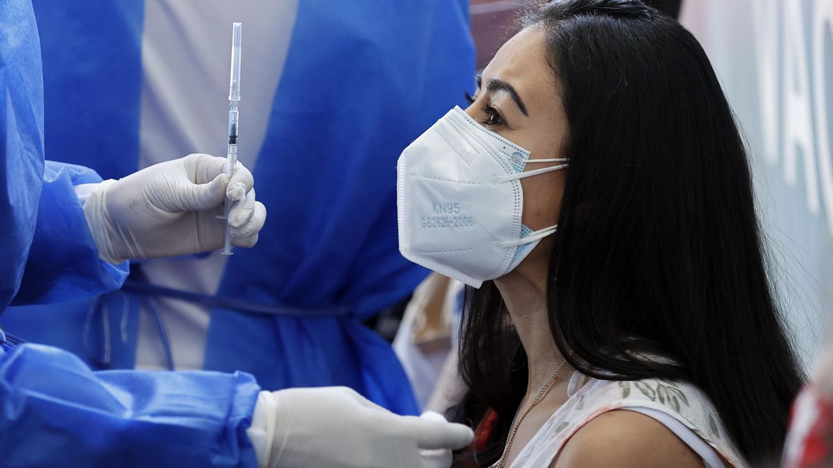 Mientras las cifras de muertes y contagios no ceden, el Gobierno colombiano recibió hoy otras 540.540 dosis de vacunas contra el coronavirus de la farmacéutica Pfizer. EFE/ Mauricio Dueñas Castañeda/Archivo