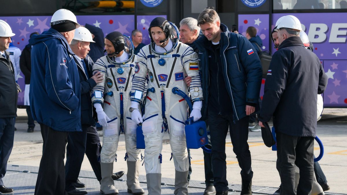 El director general de Roscosmos, Dmitri Bakanov, conversa con el miembro de la tripulación de la Expedición 74 de la ISS, el cosmonauta Sergey Kud-Sverchkov (en el centro de la imagen) en Baikonur, Kazajistán.