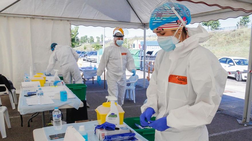 Sanitarios ultiman los preparativos para realizar un cribado para detectar casos de COVID-19