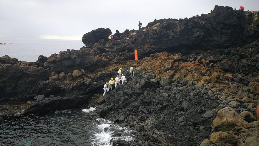 Hospitalizados dos de los once ocupantes de una patera que llegó al Charco del Palo, en Lanzarote