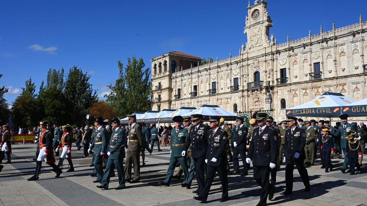 La Guardia Civil celebra el 12 de octubre en León con un emotivo homenaje a sus agentes y un desfile ante cientos de personas
