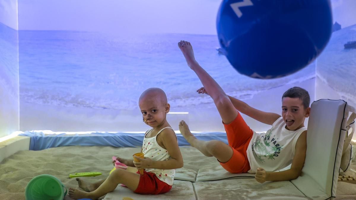 Paula, una niña canaria con leucemia, tiene playa este verano en Madrid gracias a la Fundación Juegaterapia
