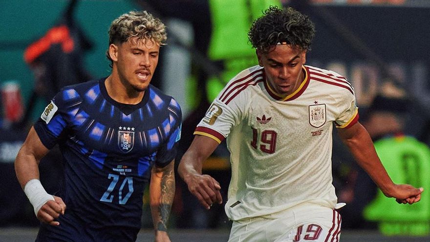 España y Uruguay jugaron con sus segundas equipaciones