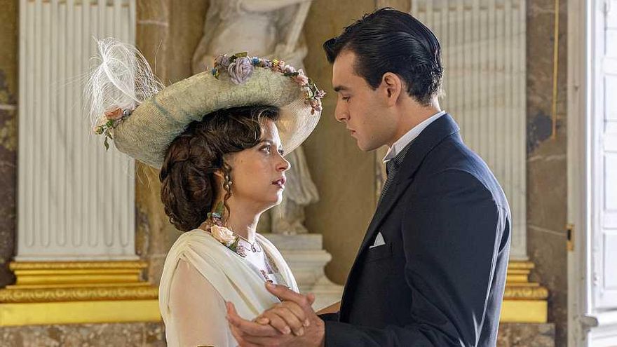 Martina y Curro bailan en la Garden Party