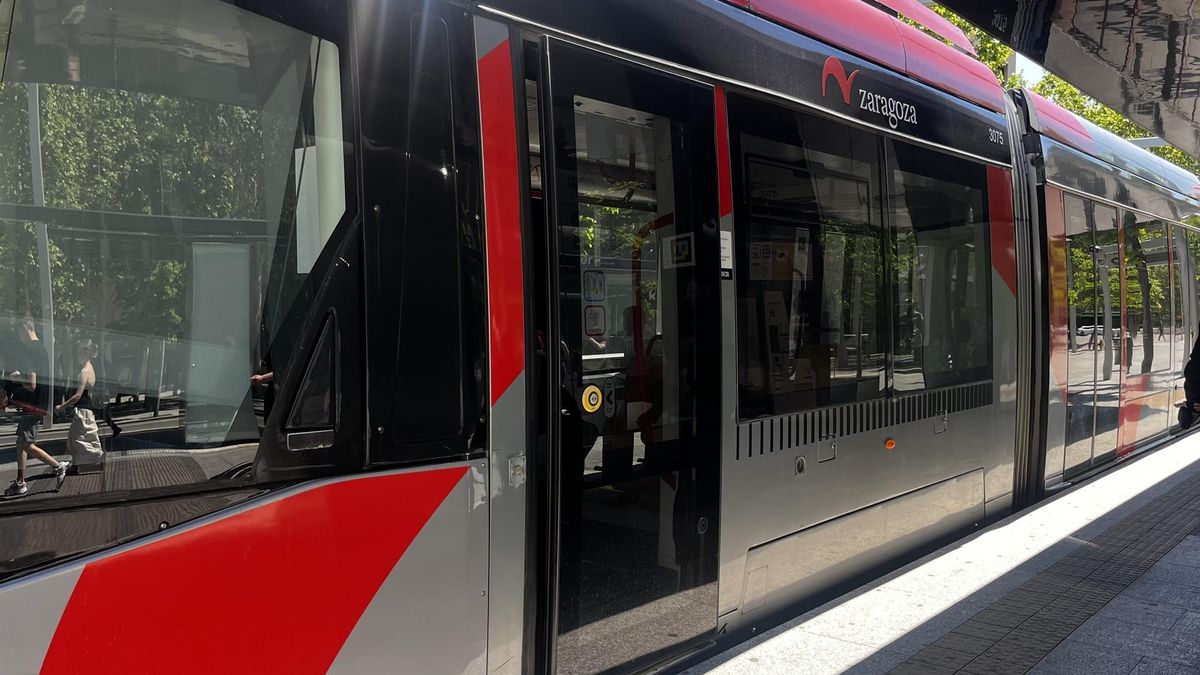 Vagón del tranvía, estacionado en una de sus paradas, en Zaragoza.
