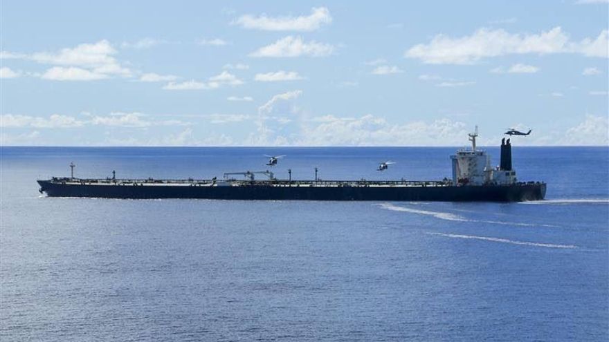 El ejército de EEUU incauta un petrolero vinculado a Irán.