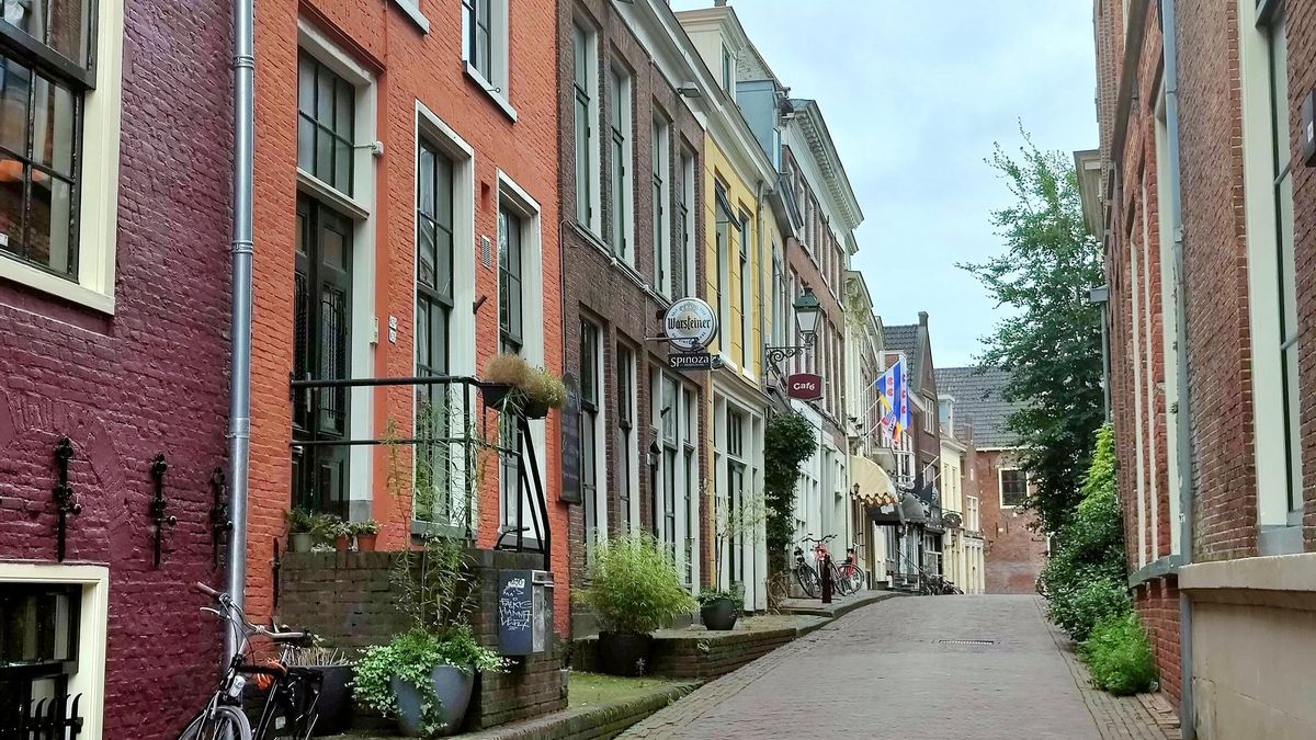 Calle de Leeuwarden. Casas tradicionales de ladrillo.