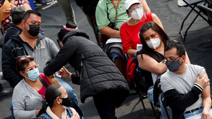 Cientos de personas de entre 50 y 59 años de edad asisten a un centro de vacunación contra la COVID-19 para recibir su tercera dosis, en la Capital Mexicana.