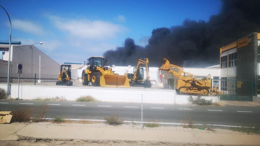 Un aparatoso incendio en una nave industrial en Telde provoca una enorme columna de humo junto a la autovía del sur