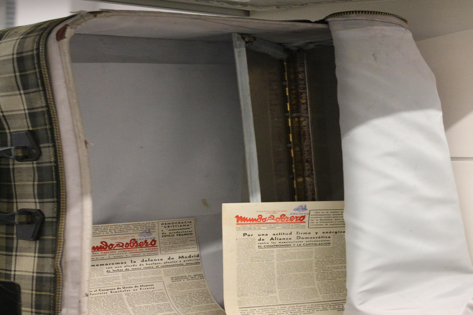 Maleta de doble fondo para transportar Mundo Obrero. María del Carmen Sánchez Biedma.