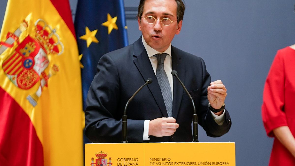 El nuevo ministro de Asuntos Exteriores, Unión Europea y Cooperación, José Manuel Albares, interviene tras recibir la cartera ministerial de manos de su predecesora, Arancha González Laya, en el Palacio de Santa Cruz, a 12 de julio de 2021, en Madrid (Esp