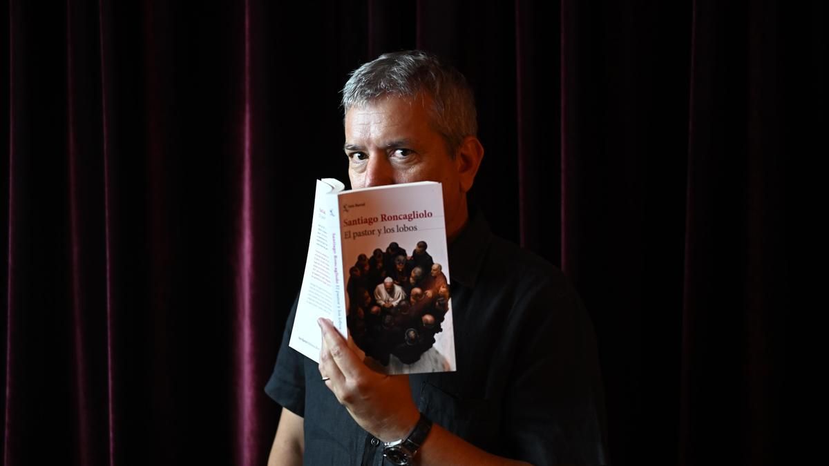 Santiago Roncagliolo el día de la presentación a la prensa de 'El pastor y los lobos'