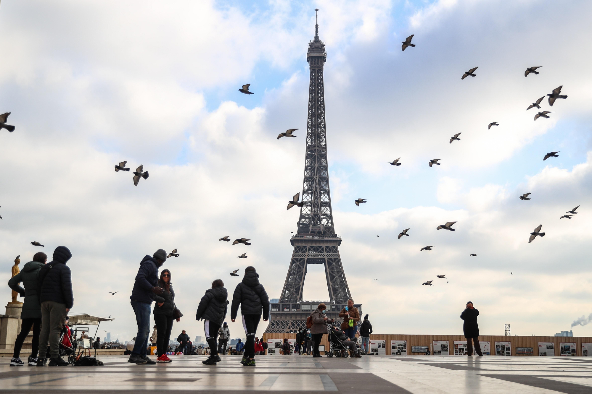 Gente caminando en la plaza Trocadero, cerca de la Torre Eiffel,  París.