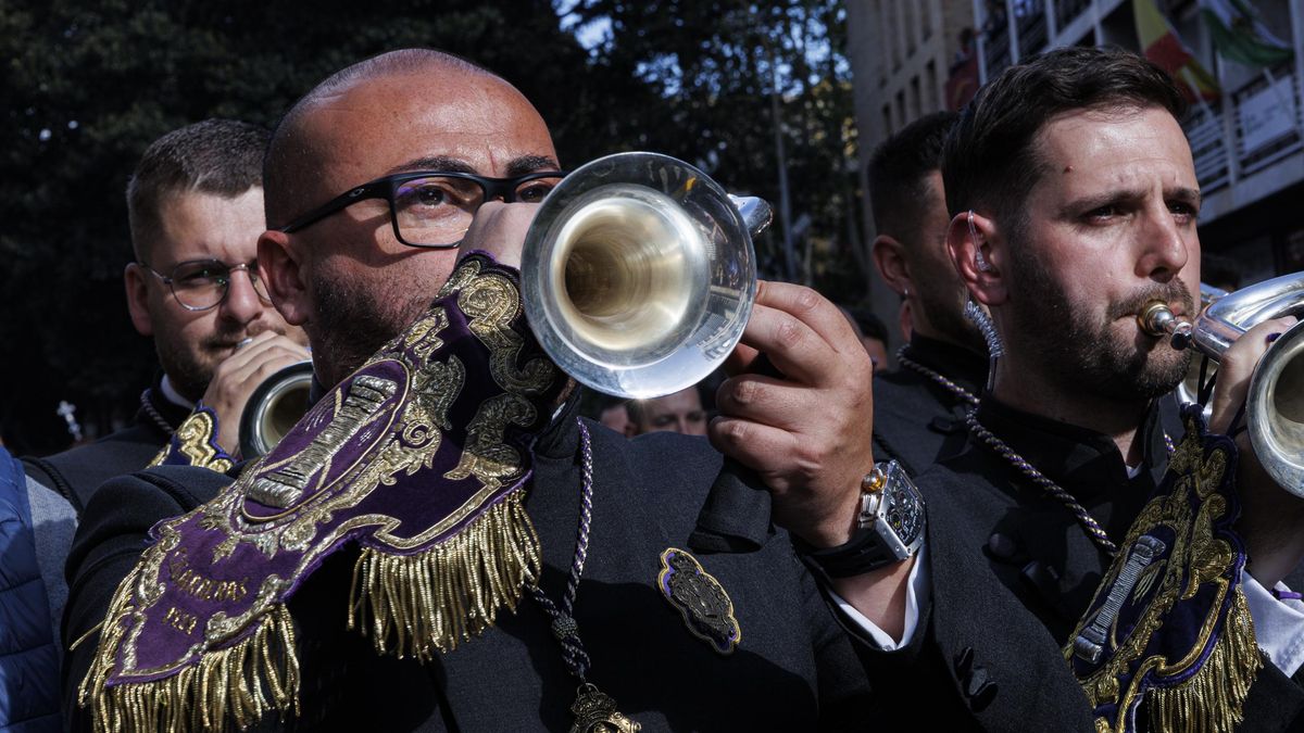 Cornetas de la banda de las Cigarreras tras el misterio de su hermandad