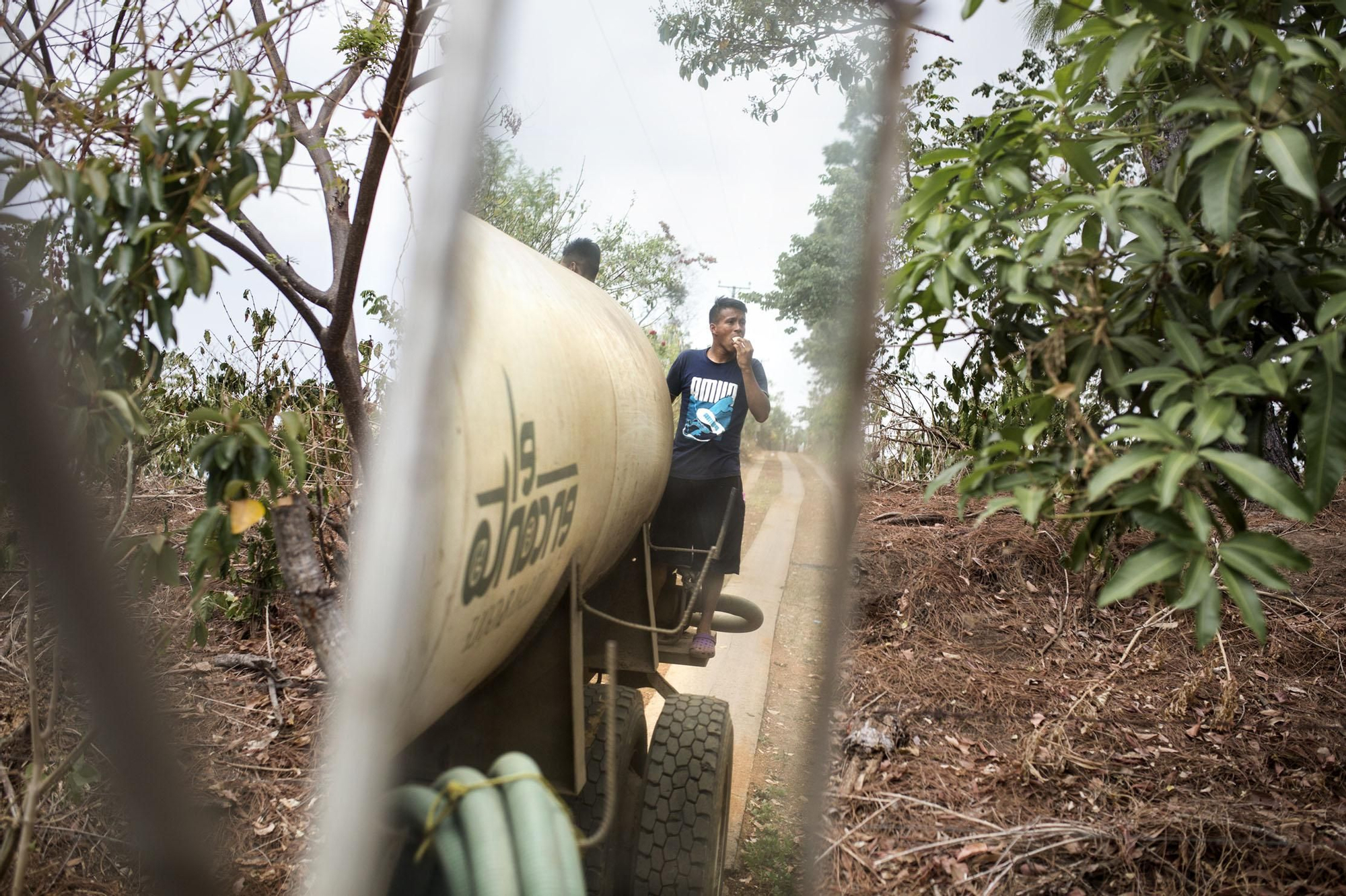 El 75% del municipio de Huizucar no tiene acceso al agua en sus hogares. El complejo de lujo El Encanto se encuentra a tan sólo 7 km de este municipio. Teóricamente, cada semana un camión cisterna de El Encanto trae dos barriles de agua potable a las familias de Huizucar. Sin embargo, cuando se tomó esta foto las familias no habían recibido agua en un mes y medio.