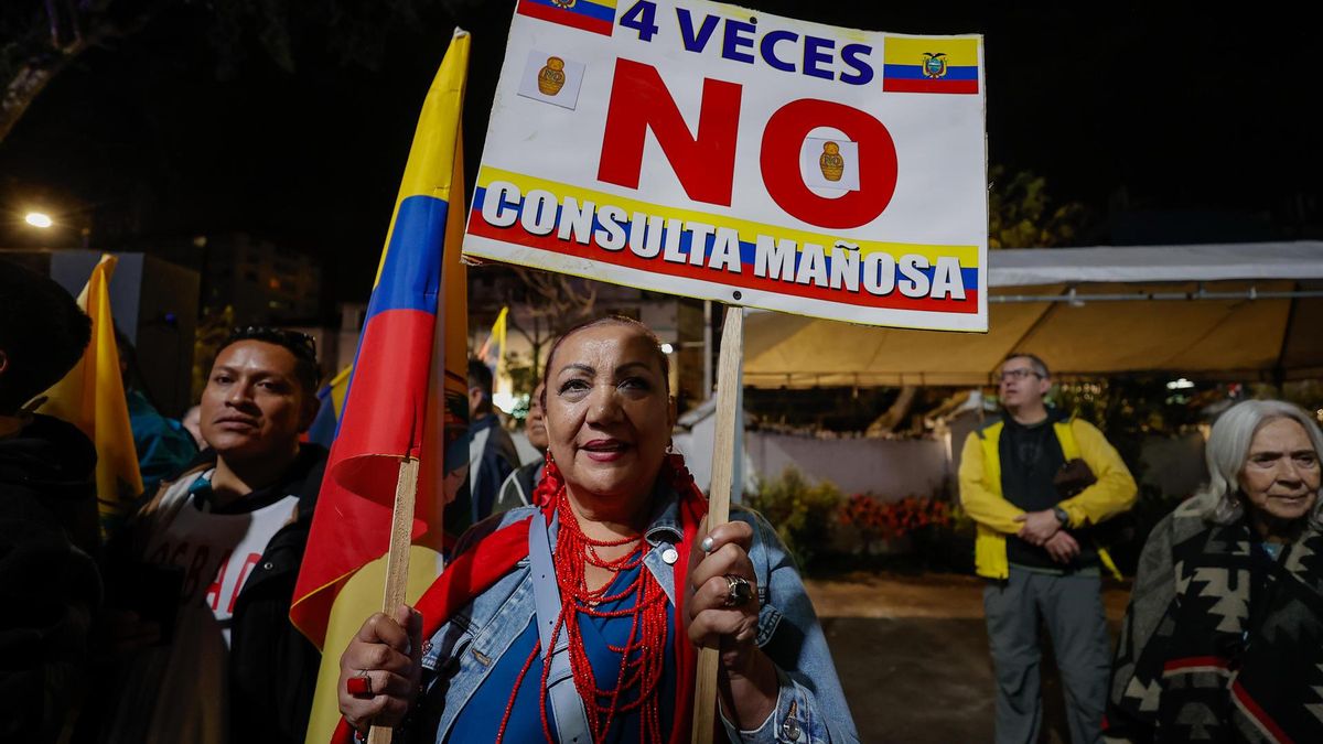 Una simpatizante del correísmo sostiene un cartel durante la celebración por el triunfo del 'No' en el referéndum de Ecuador, en Quito, el 16 de noviembre de 2025.