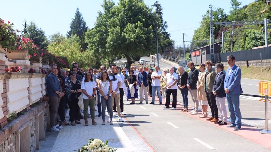 Ayuntamiento de San Sebastián coloca dos placas en memoria de José Ángel Santos y Josuy Leonet, asesinados por ETA hace 21 años.