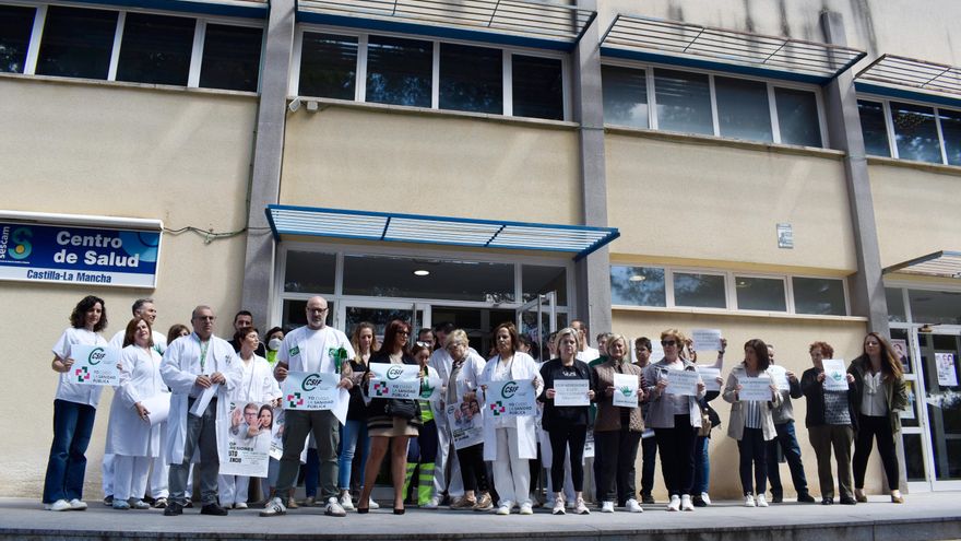 Concentración en repulsa de la agresión al personal sanitario en Villacañas: "Los profesionales tienen miedo"