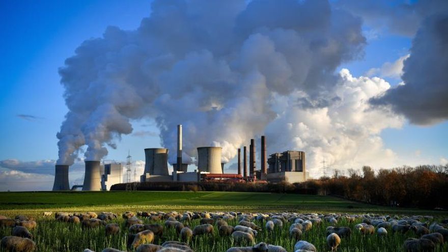 Varias columnas de humo se desprenden de una fábrica en Bergheim (Alemania).