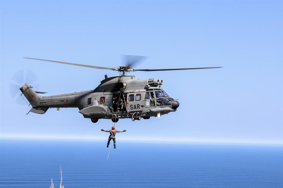 El Ejército del Aire ha realizado este miércoles un simulacro de accidente aéreo por primera vez en La Palma, con el objetivo de coordinar los equipos de emergencia en una isla no capitalina ante un catástrofe de ese tipo. EFE/Luis G. Morera