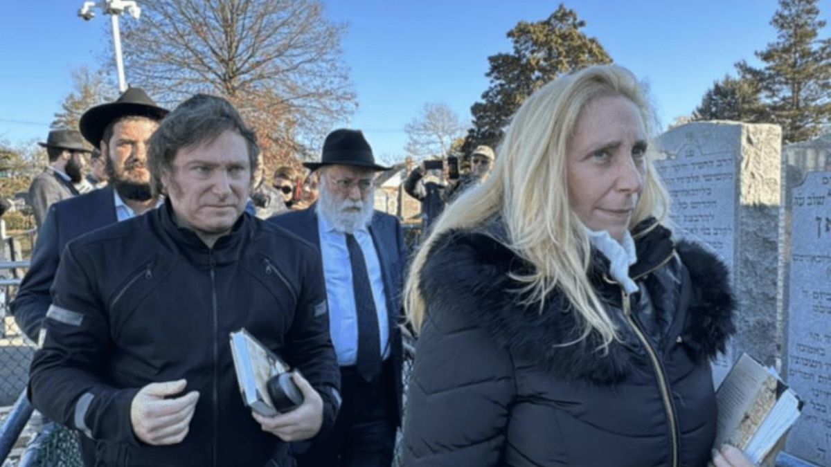 Milei y Karina en Nueva York, cuando visitaron en 2023 la tumba del “rebe de Lubavitch”.
