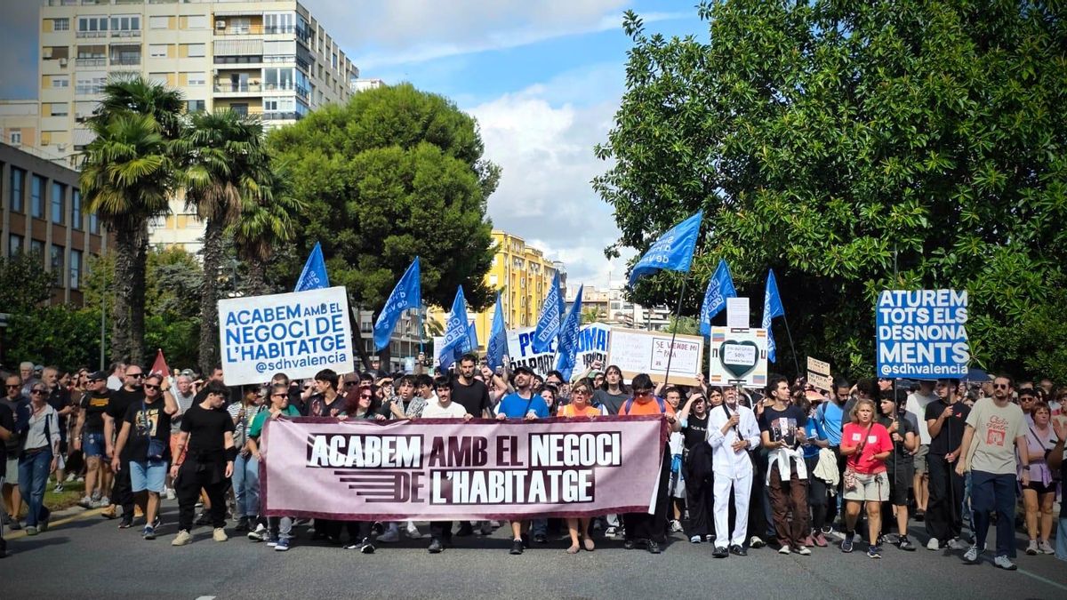 Un momento de la manifestación por la vivienda celebrada este sábado en València.