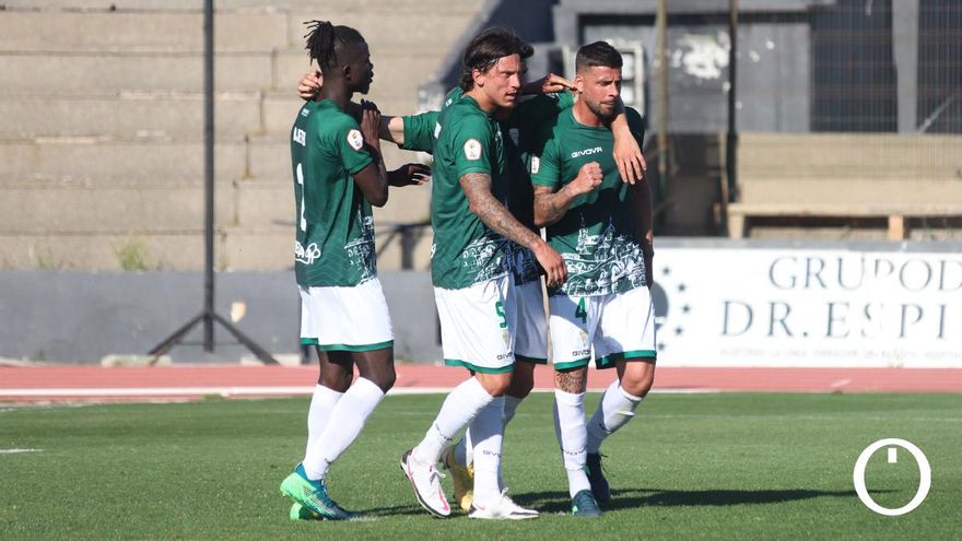 Los jugadores del Córdoba celebran un gol.