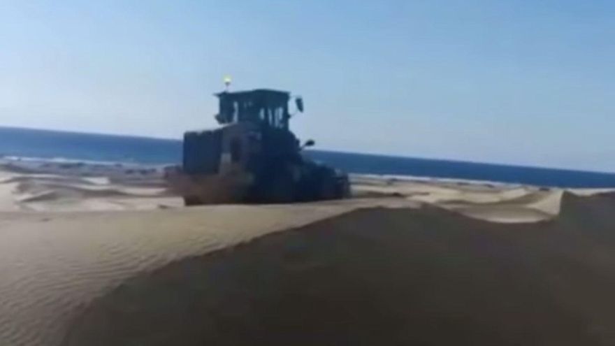 Los tractores vistos en las Dunas de Maspalomas "ayudan a proteger" este espacio natural, según el Cabildo de Gran Canaria