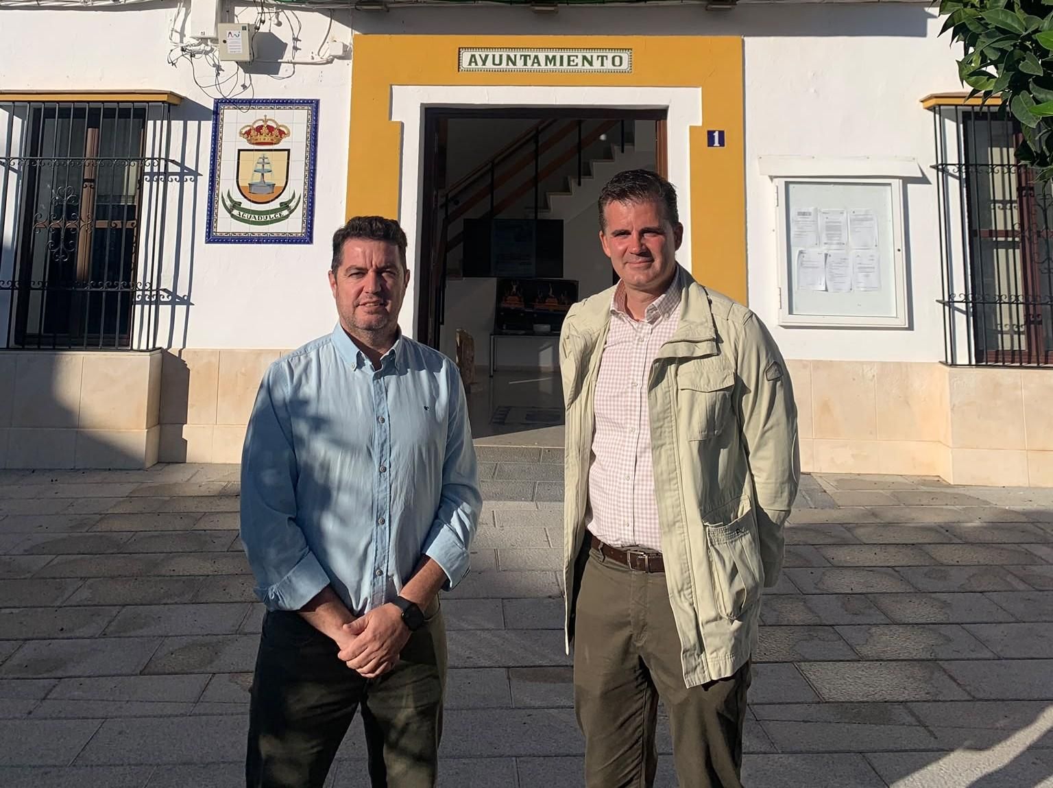 El alcalde de Aguadulce, José Ramón Montaño, con Muñoz a las puertas del Ayuntamiento.