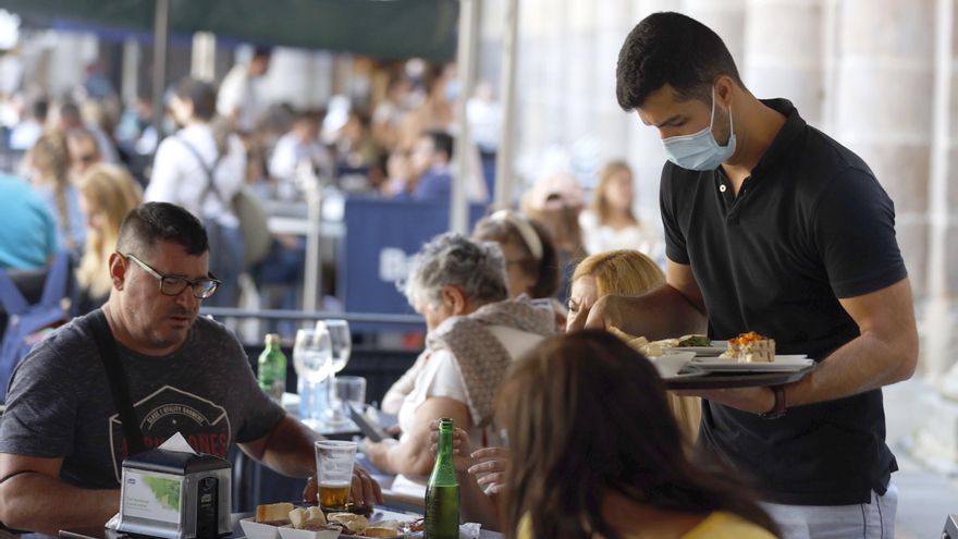 Un camarero atiende una terraza en Bilbao, hoy se han conocido los datos de la Seguridad Social perdió en agosto 118.004 afiliados de media, hasta un total de 19.473.724 cotizantes, a pesar de que el desempleo registrado bajó en 82.583 personas, hasta un total de 3.333.915, lo que supone la mayor caída del paro en un mes de agosto de toda la serie histórica. EFE/LUIS TEJIDO