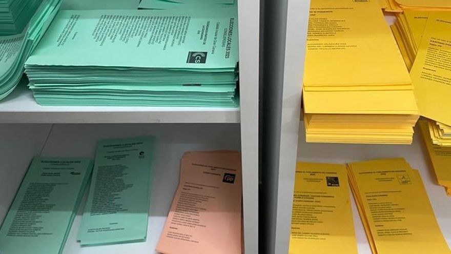 Papeletas en el centro sociocultural de Tarifa Alta