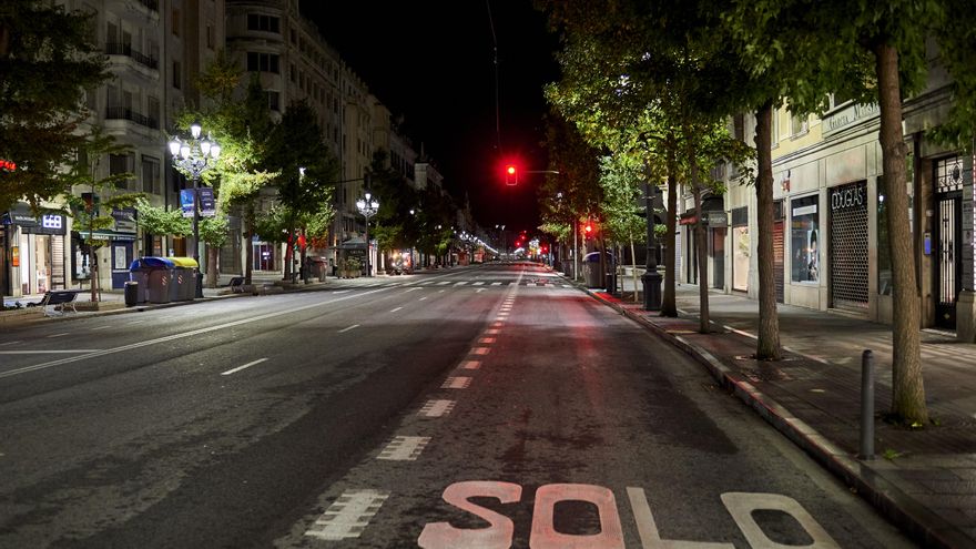 Calle Calvo Sotelo de Santander vacía en la segunda noche de toque de queda