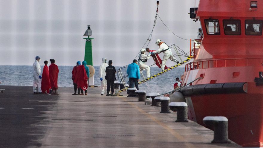 Llegan 60 inmigrantes en un cayuco al puerto de El Hierro