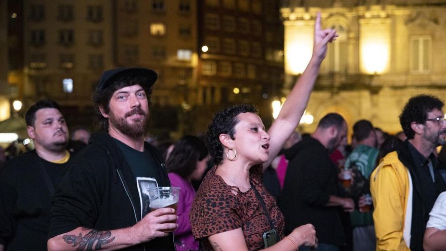 Asistentes a los conciertos del Festival de las Ideas y la Cultura durante la noche del sábado 9 de sept.