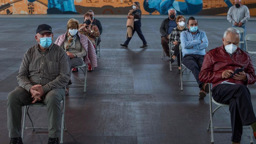 Varias personas esperan a ser vacunados contra la Covid-19 en Expourense. EFE/ Brais Lorenzo