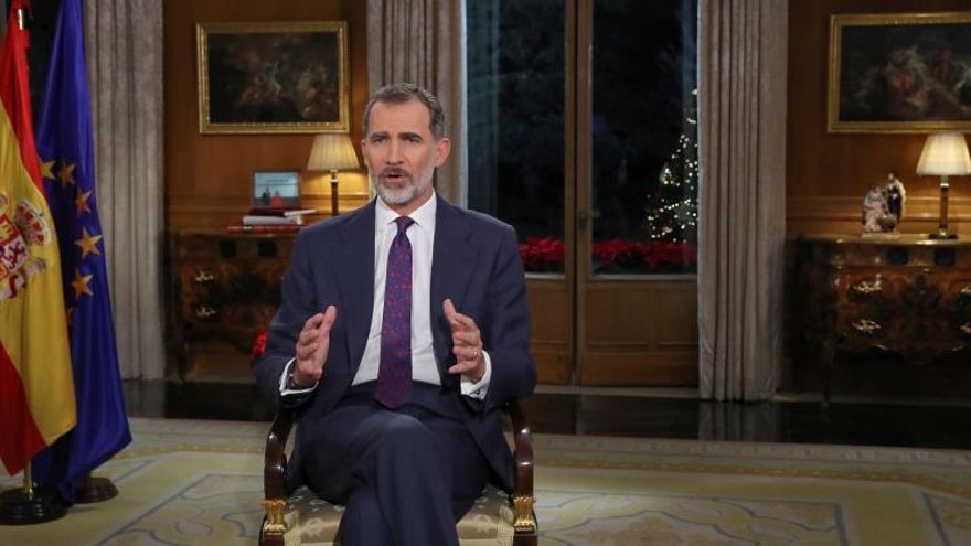 El Rey Felipe VI pronuncia el tradicional mensaje de Navidad desde el Palacio de La Zarzuela.