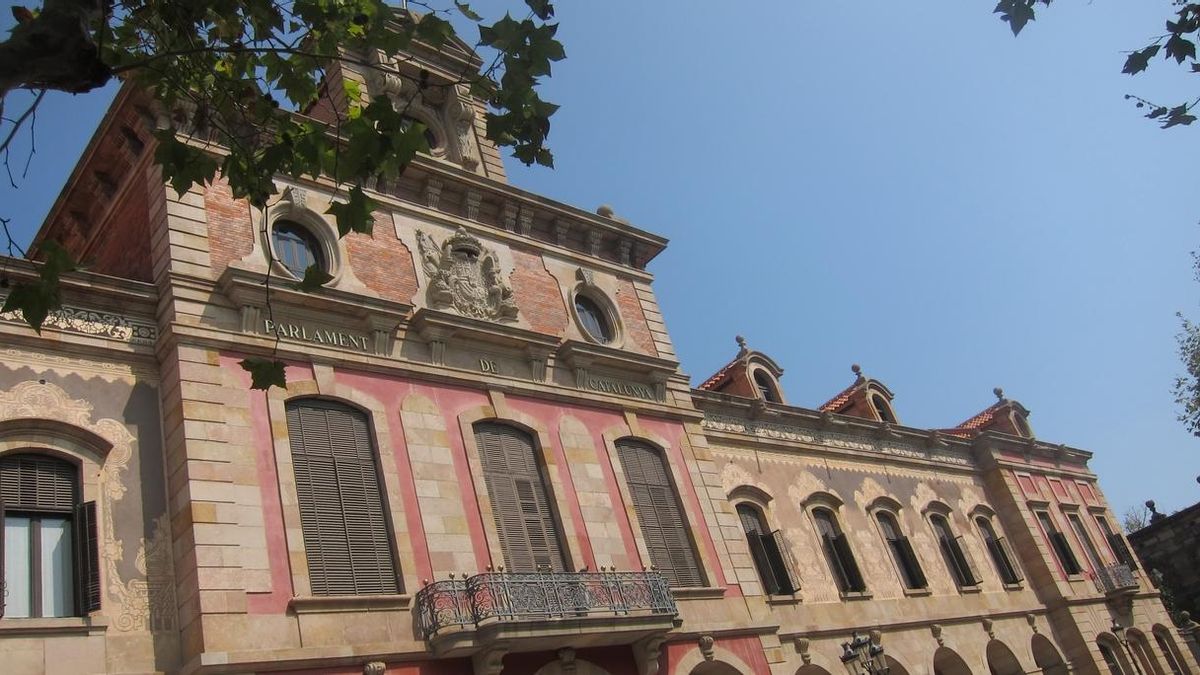 El Parlamento catalán pide un referéndum sobre la continuidad de la monarquía