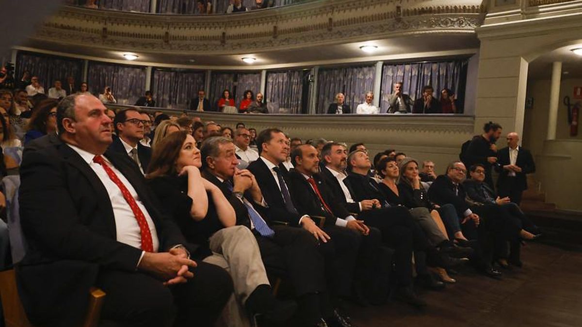 De izquierda a derecha, el consejero de Agricultura, la directora de elDiario.es Castilla-La Mancha, el fiscal superior de la comunidad autónoma, el alcalde de Toledo, el presidente de las Cortes, el director de elDiario.es, el presidente de Castilla-La Mancha, la jefa ejecutiva de elDiario.es, la delegada del Gobierno de España,  el consejero de Hacienda, la consejera portavoz y el editor de elDiario.es Castilla-La Mancha