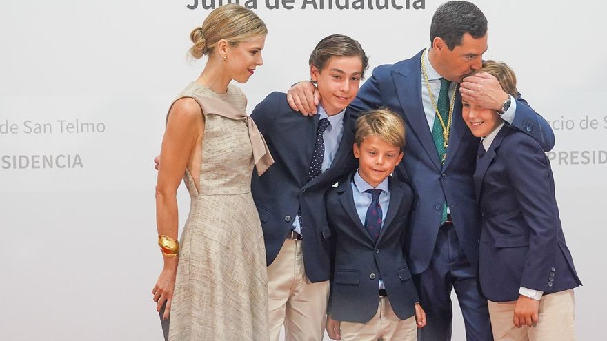 El Presidente de la Junta, Juanma Moreno, posa con su mujer, Manuela Villena, y sus hijos tras tomar posesión como presidente de la Junta de Andalucía de la XII legislatura a 23 de julio del 2022 en Sevilla