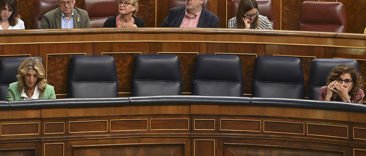 Yolanda Díaz y María Jesús Montero en el Congreso.