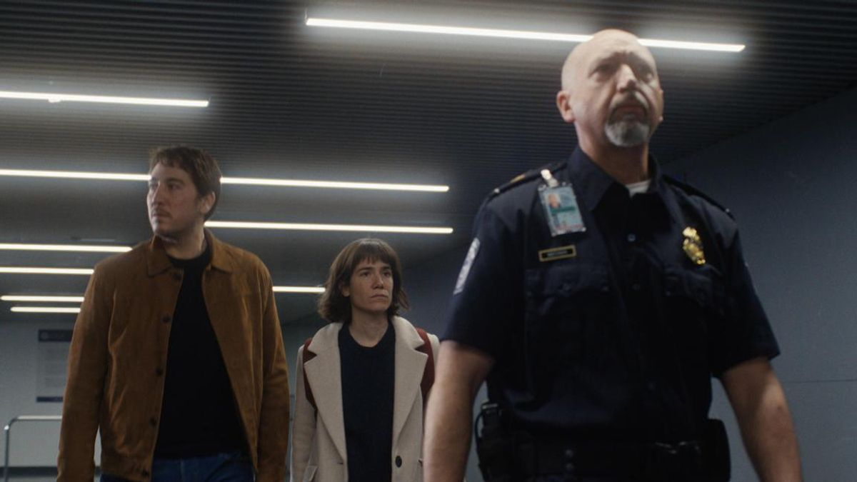 Una de las escenas de 'Upon entry', cuando los protagonistas son retenidos por la Policía