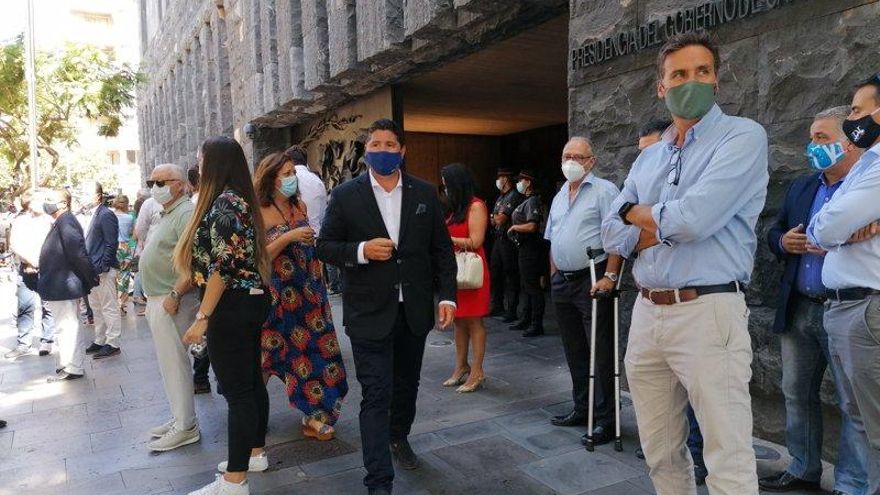 Manifestantes en el exterior de la sede de Presidencia del Gobierno en la capital tinerfeña exigiendo pruebas PCR a los turistas